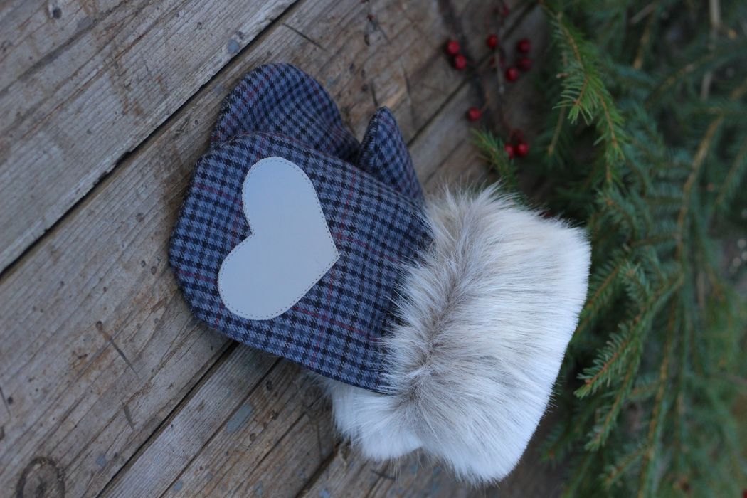 Pirštinės su širdelės aplikacija