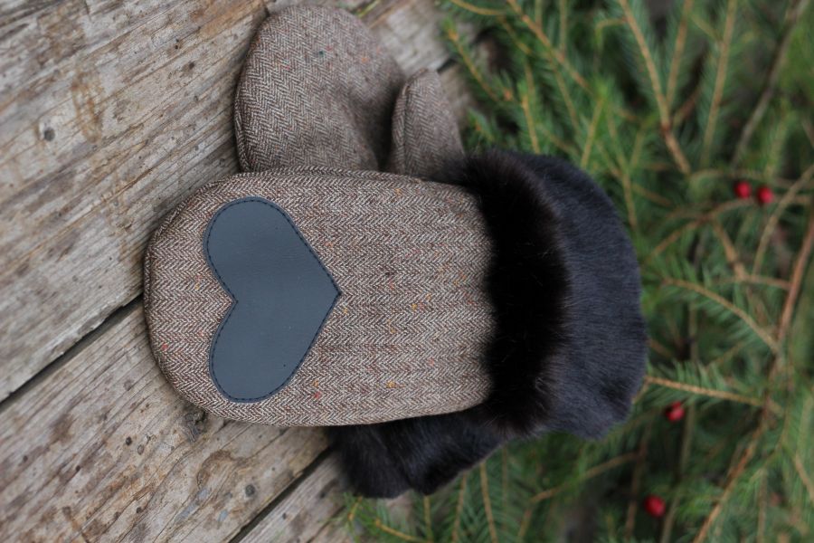 Pirštinės su širdelės aplikacija