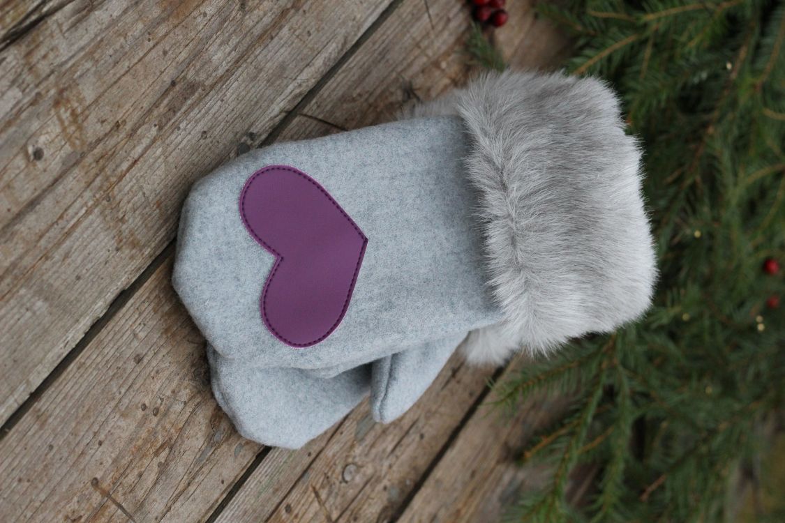 Pirštinės su širdelės aplikacija