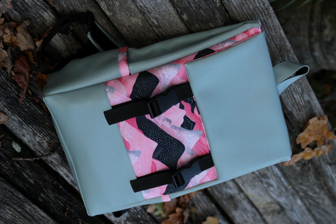 Kuprinė su plastikiniais užsegimais 