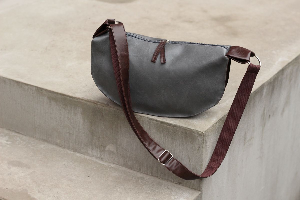 Pusmėnulio formos rankinė