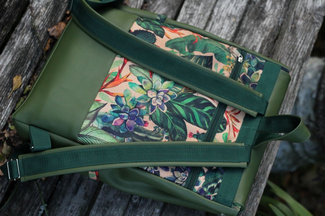 Kuprinė su plastikiniais užsegimais 