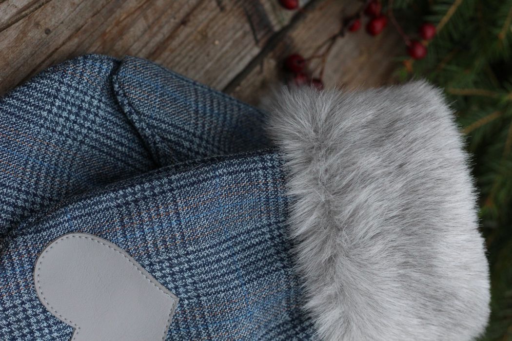 Pirštinės su širdelės aplikacija