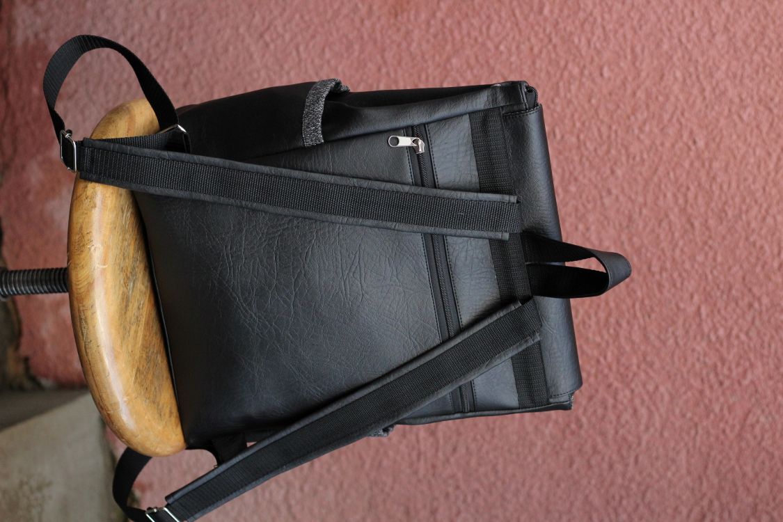 Kuprinė su spynelės užsegimu