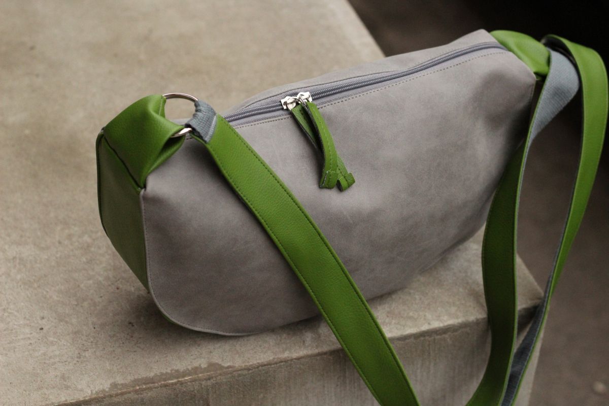 Pusmėnulio formos rankinė