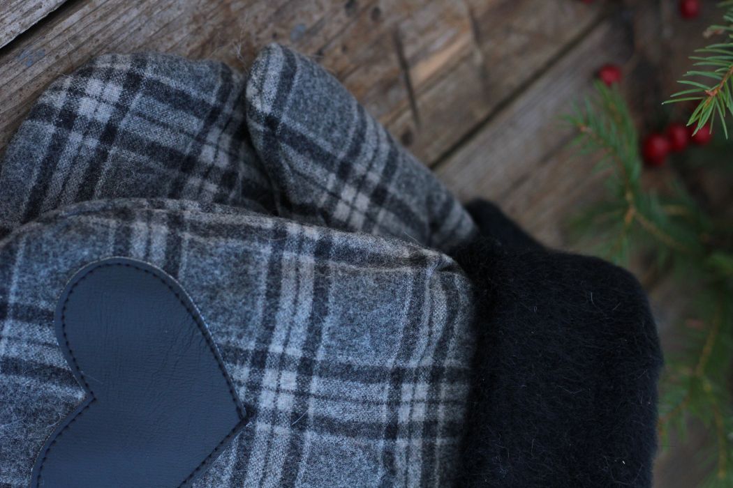 Pirštinės su širdelės aplikacija