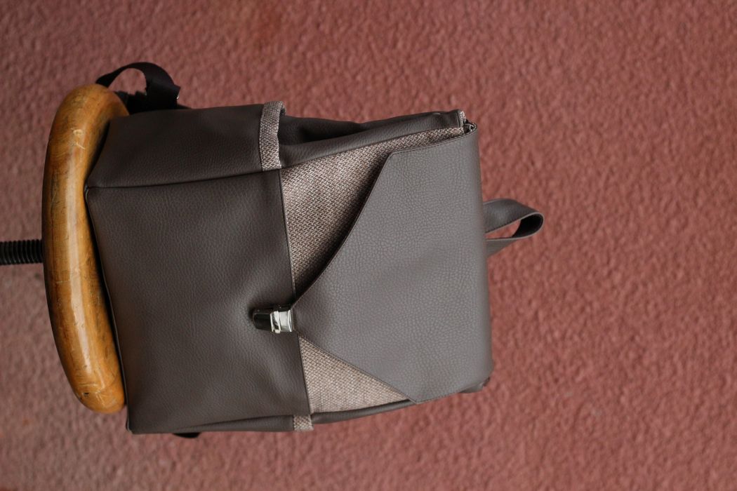 Kuprinė su spynelės užsegimu