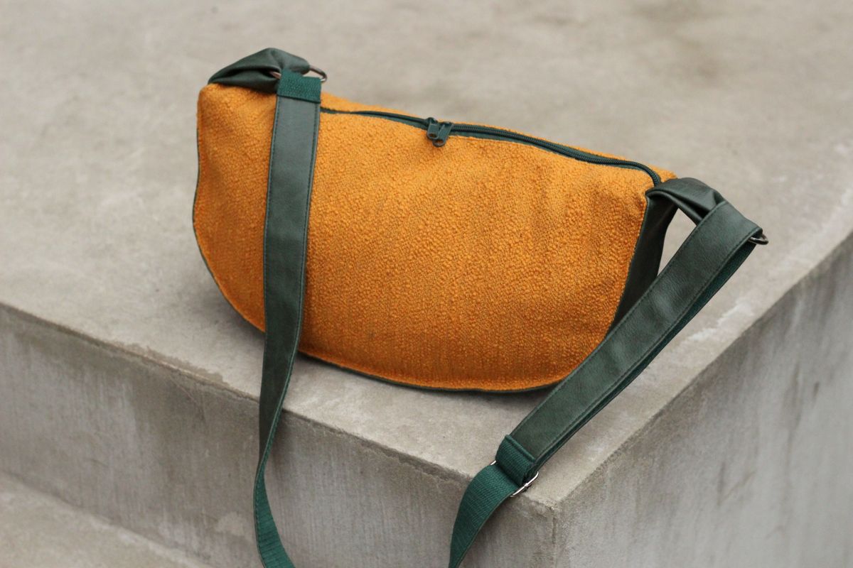 Pusmėnulio formos rankinė