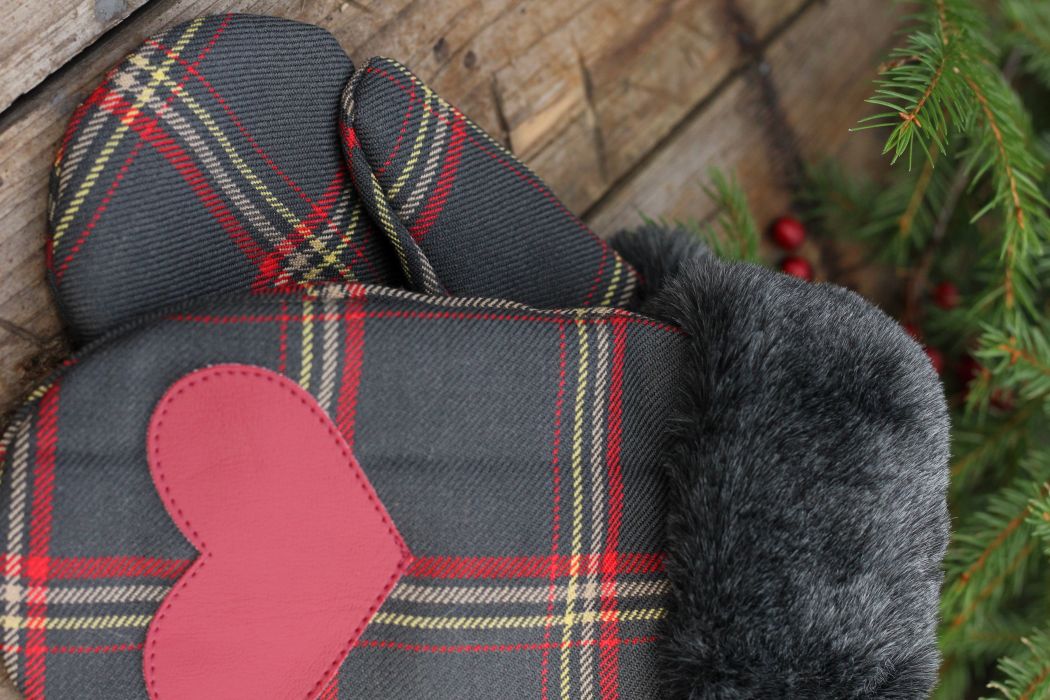 Pirštinės su širdelės aplikacija