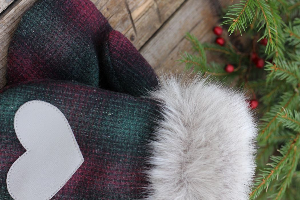 Pirštinės su širdelės aplikacija