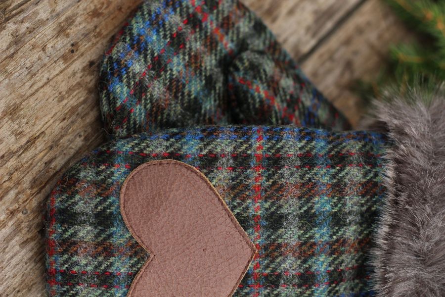 Pirštinės su širdelės aplikacija