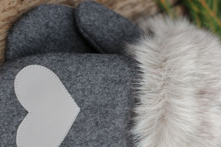 Pirštinės su širdelės aplikacija