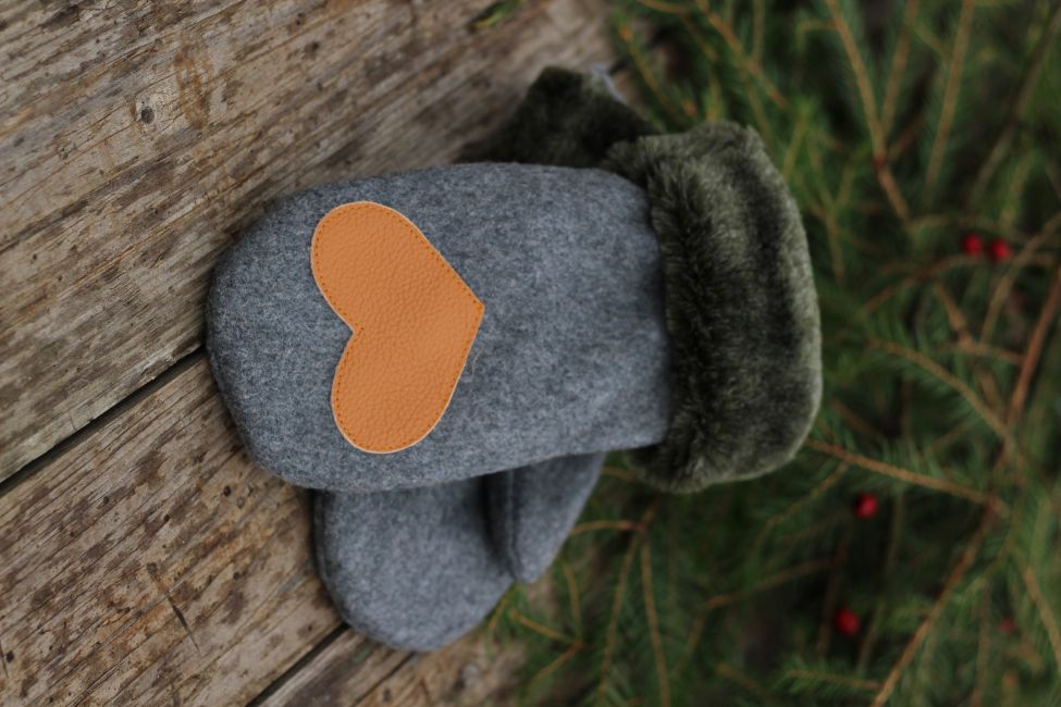 Pirštinės su širdelės aplikacija