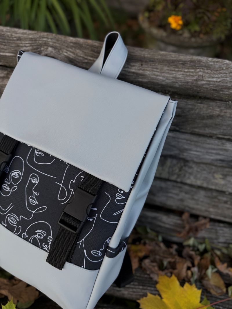 Kuprinė su plastikiniais užsegimais 