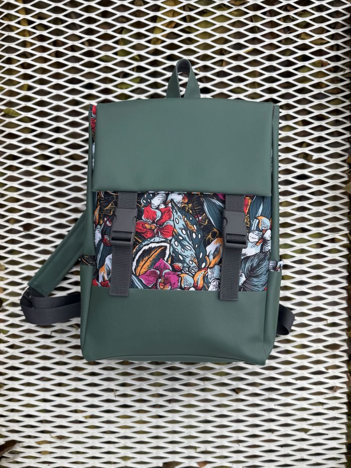 Kuprinė su plastikiniais užsegimais 