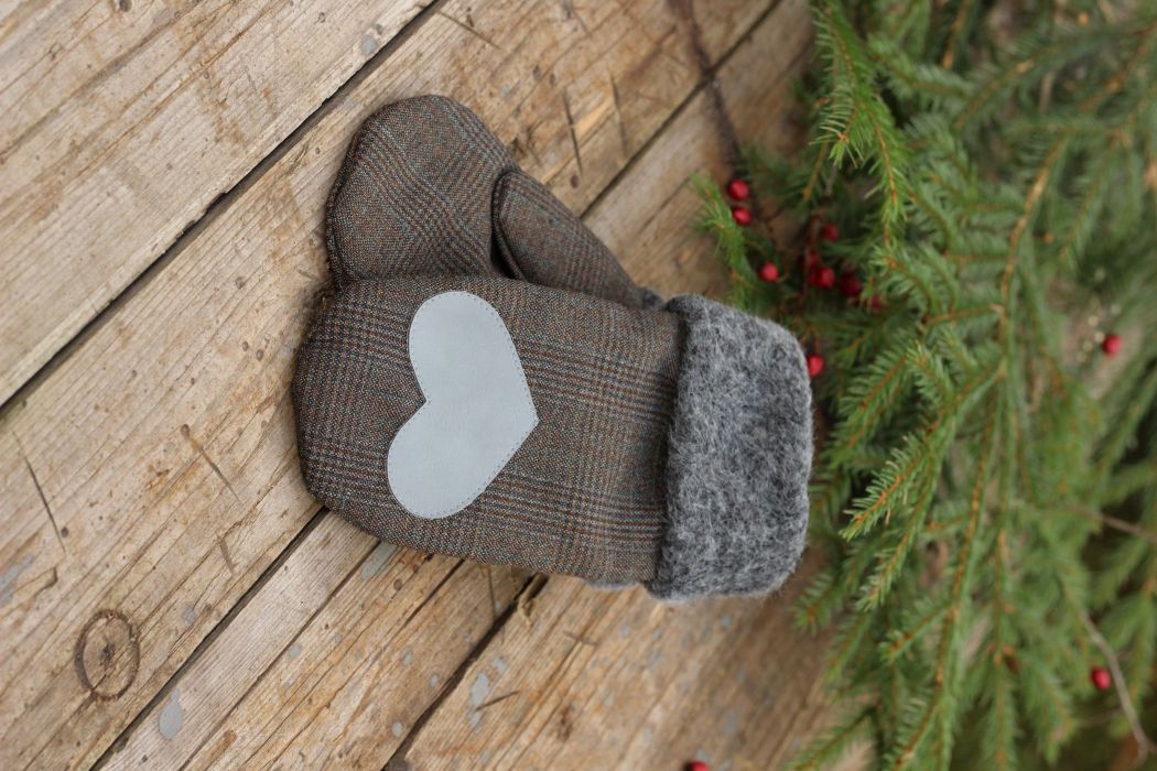 Pirštinės su širdelės aplikacija