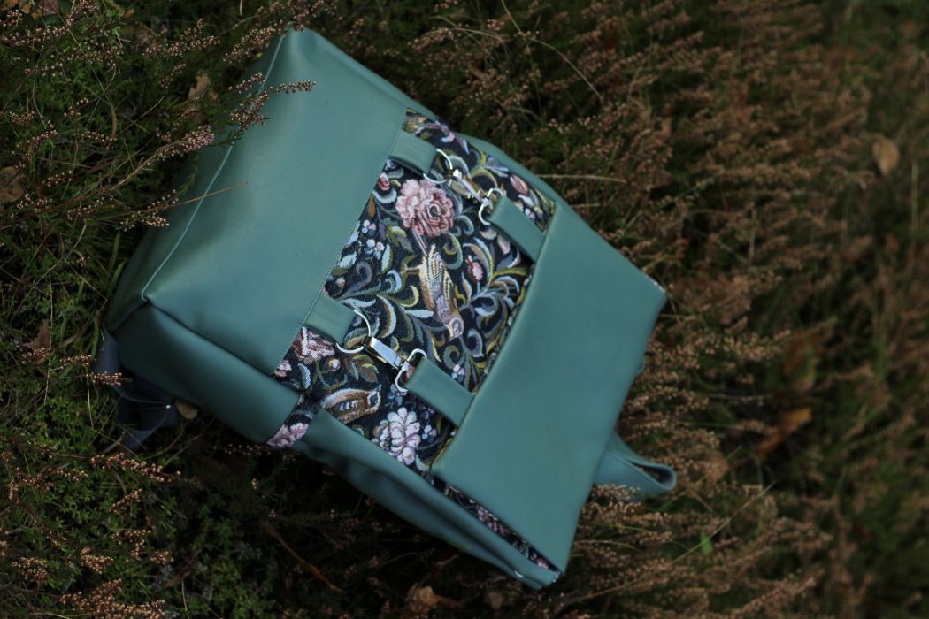 Kuprinė su karabinais