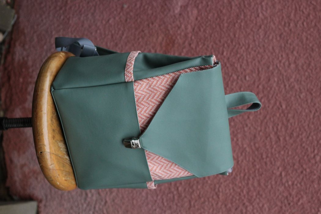 Kuprinė su spynelės užsegimu