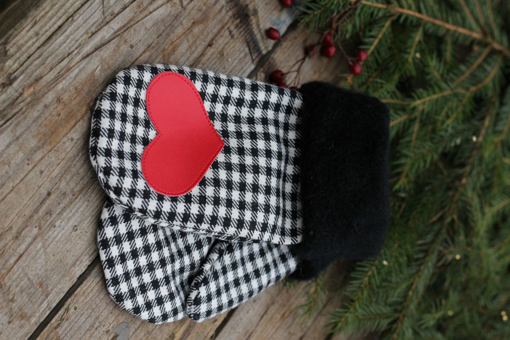 Pirštinės su širdelės aplikacija