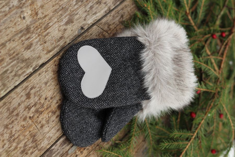 Pirštinės su širdelės aplikacija