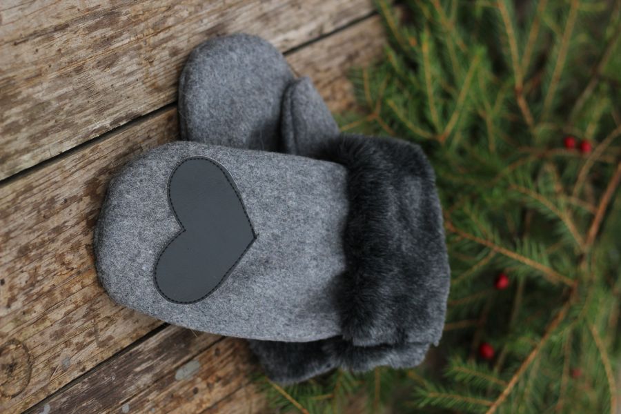 Pirštinės su širdelės aplikacija