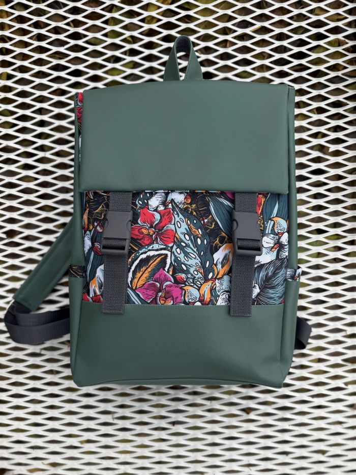 Kuprinė su plastikiniais užsegimais 