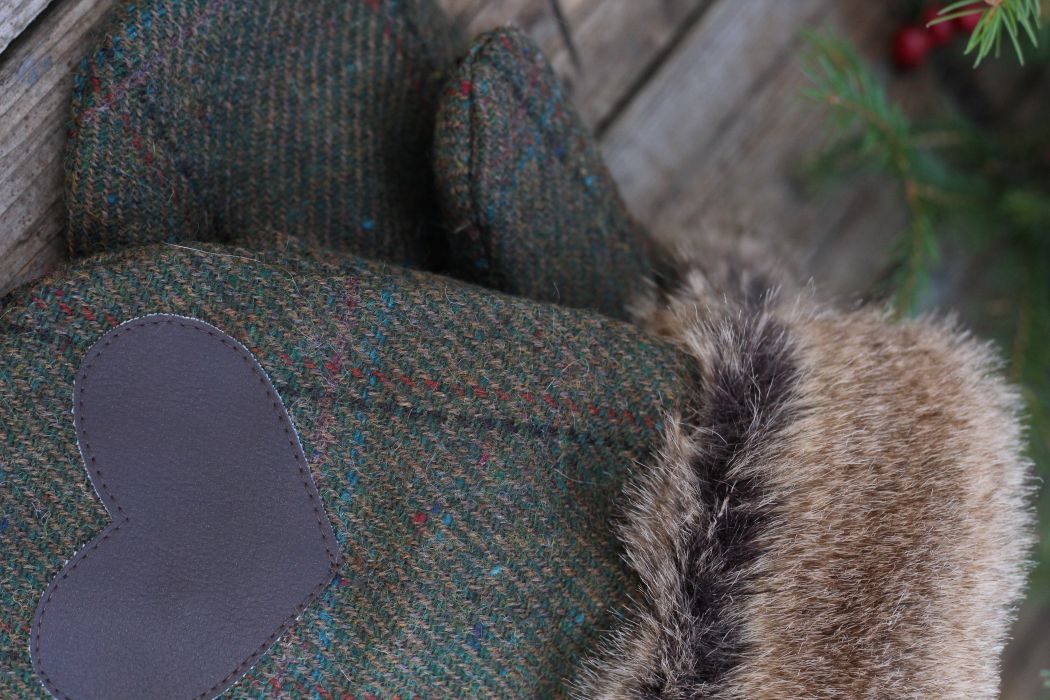 Pirštinės su širdelės aplikacija