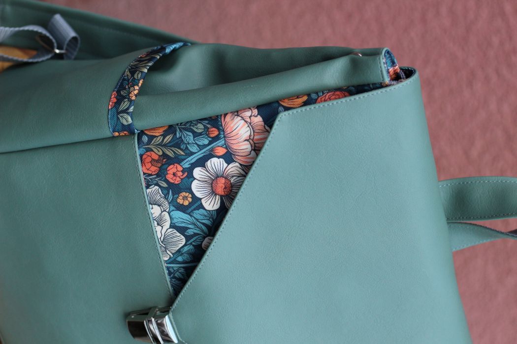 Kuprinė su spynelės užsegimu