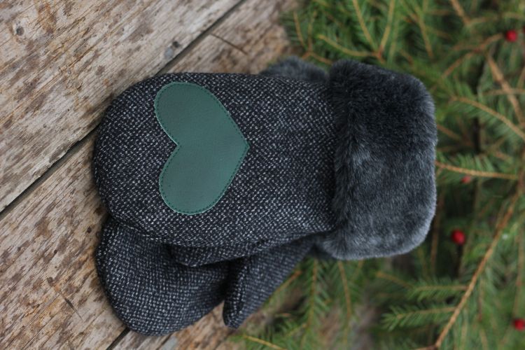 Pirštinės su širdelės aplikacija