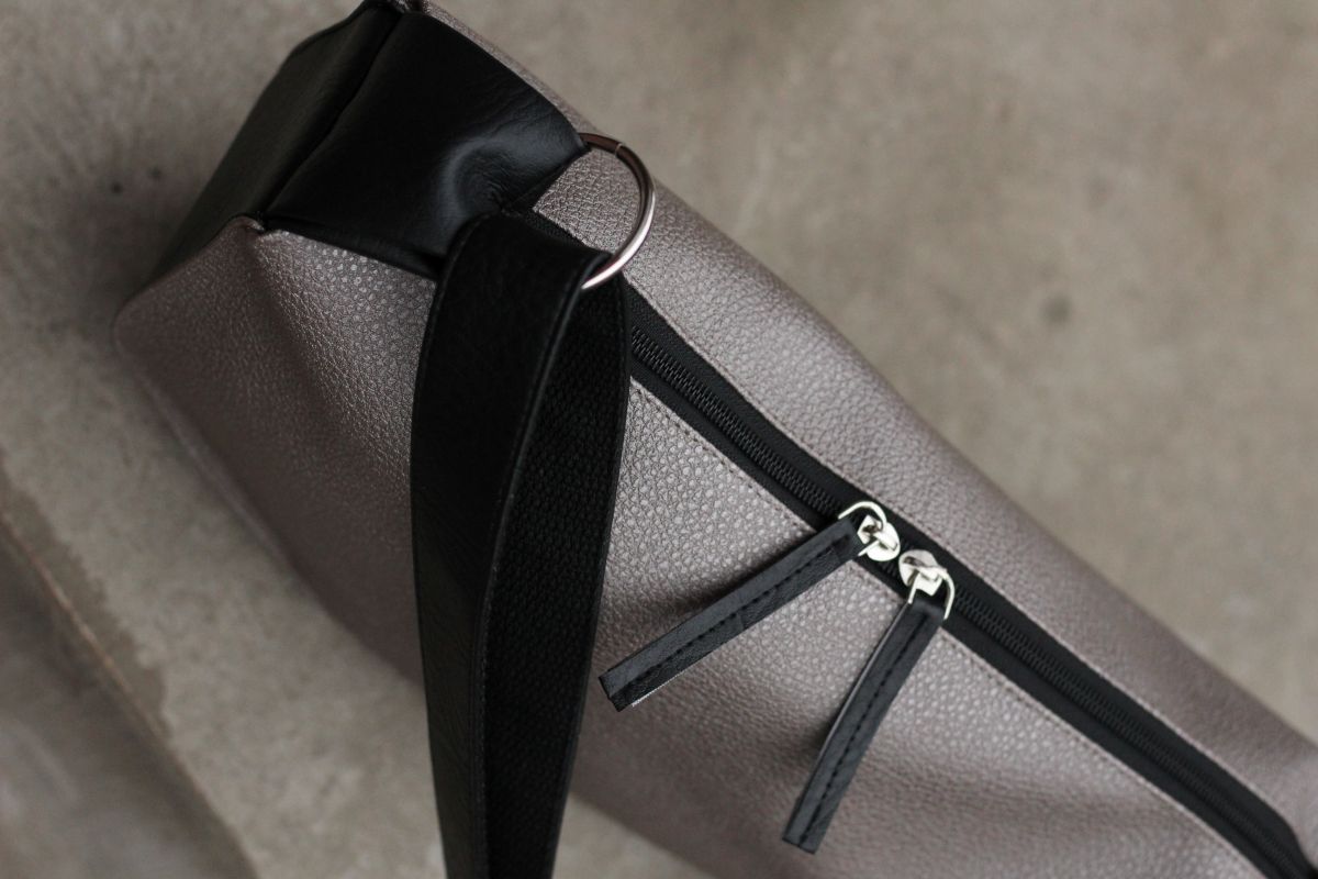 Pusmėnulio formos rankinė