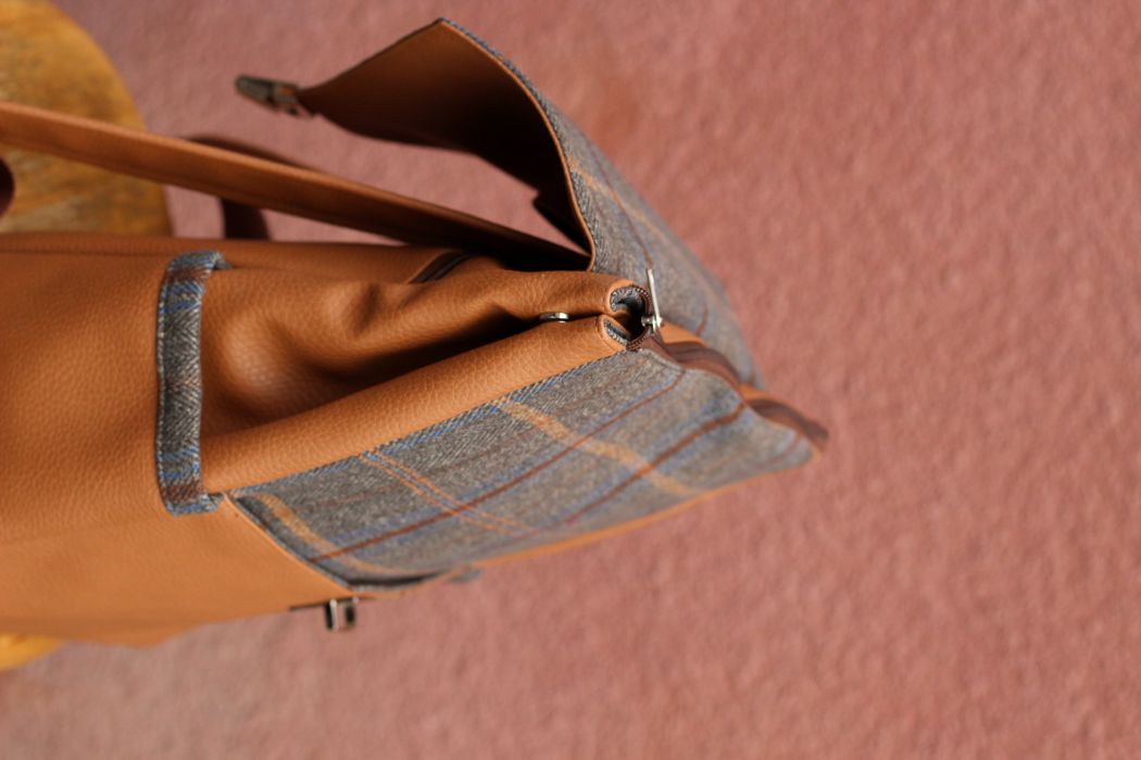 Kuprinė su spynelės užsegimu