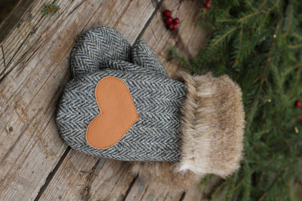 Pirštinės su širdelės aplikacija