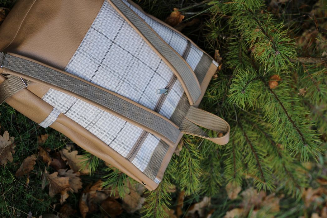 Kuprinė su karabinais