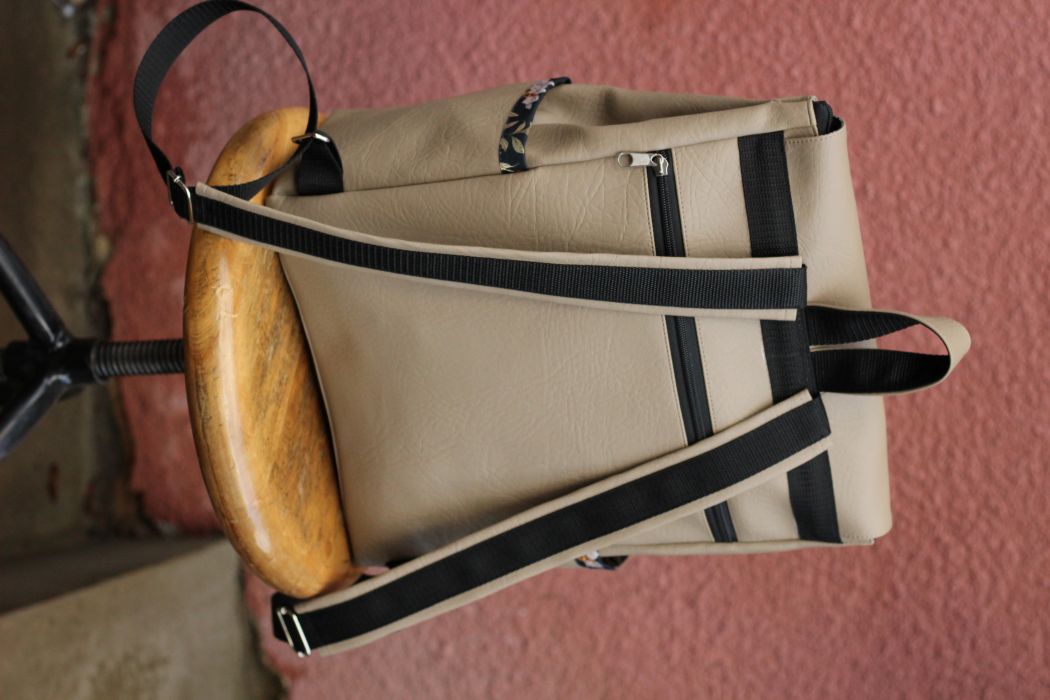 Kuprinė su spynelės užsegimu