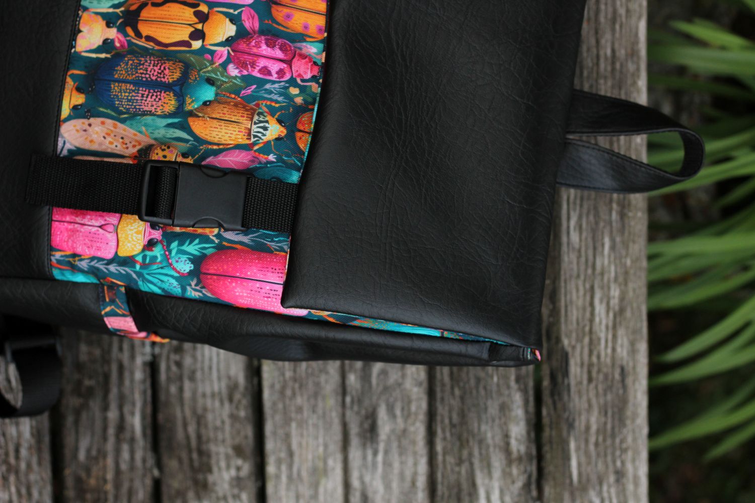 Kuprinė su plastikiniais užsegimais 