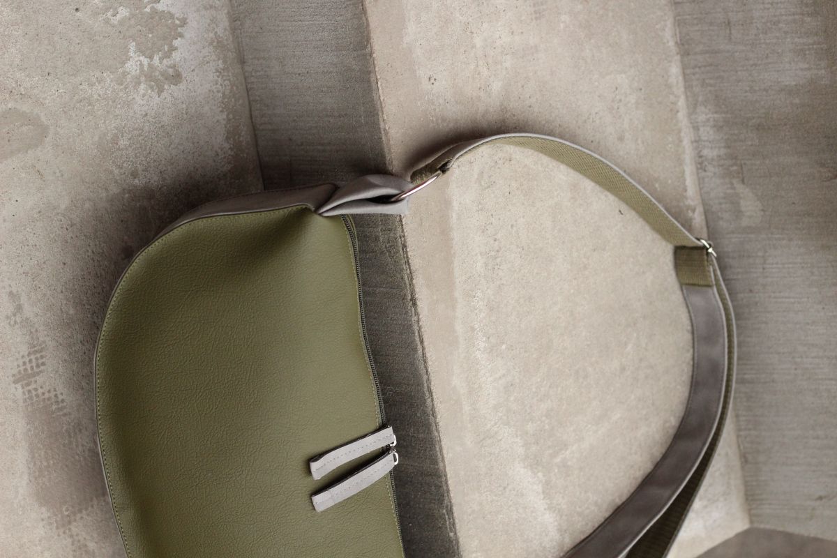 Pusmėnulio formos rankinė