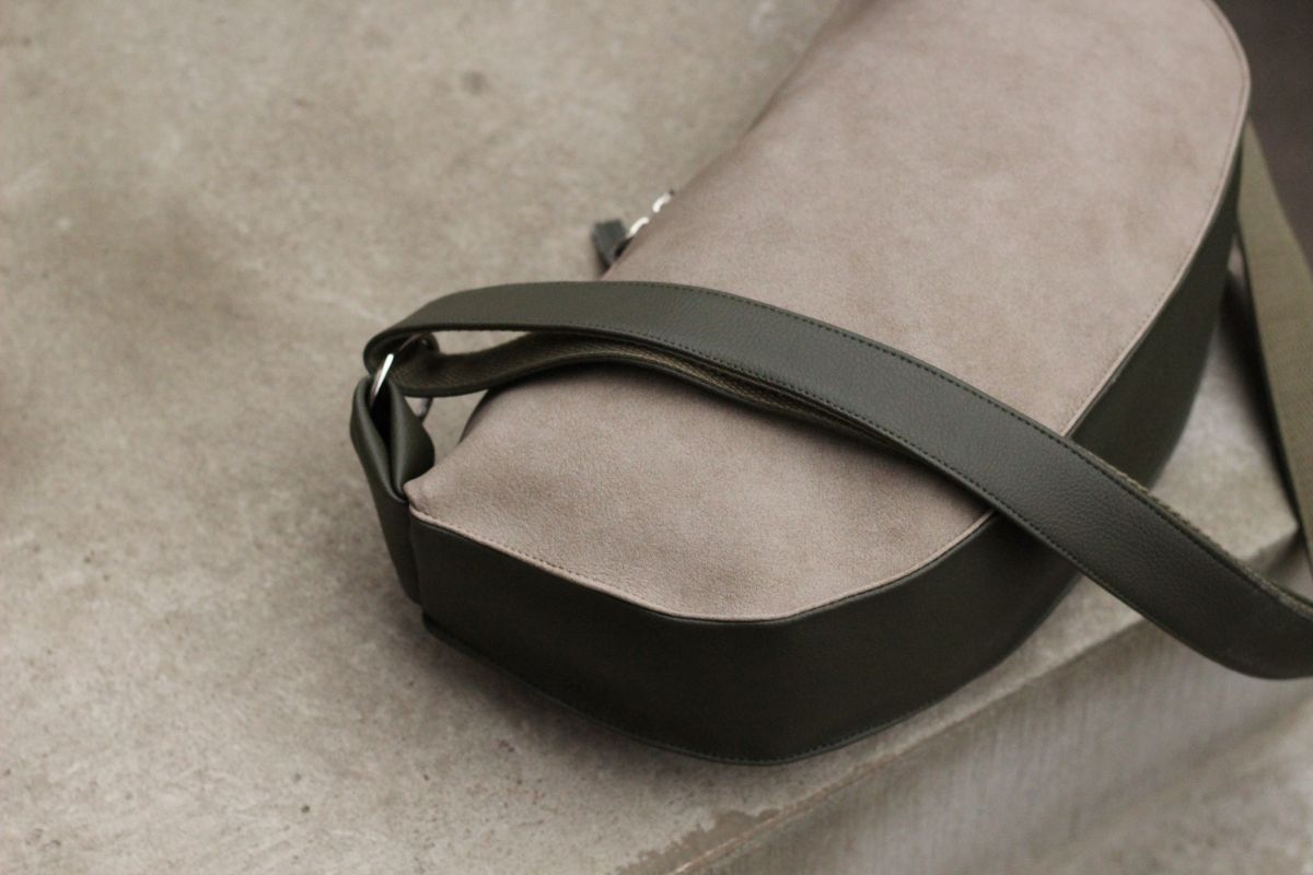 Pusmėnulio formos rankinė