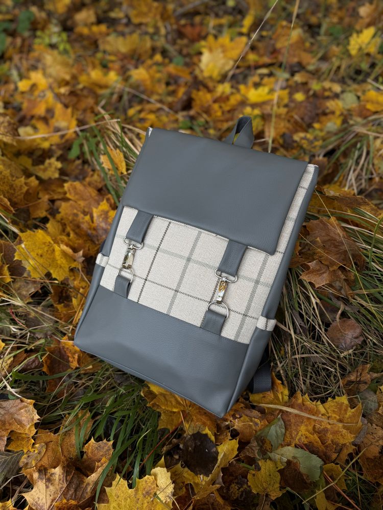 Kuprinė su karabinais