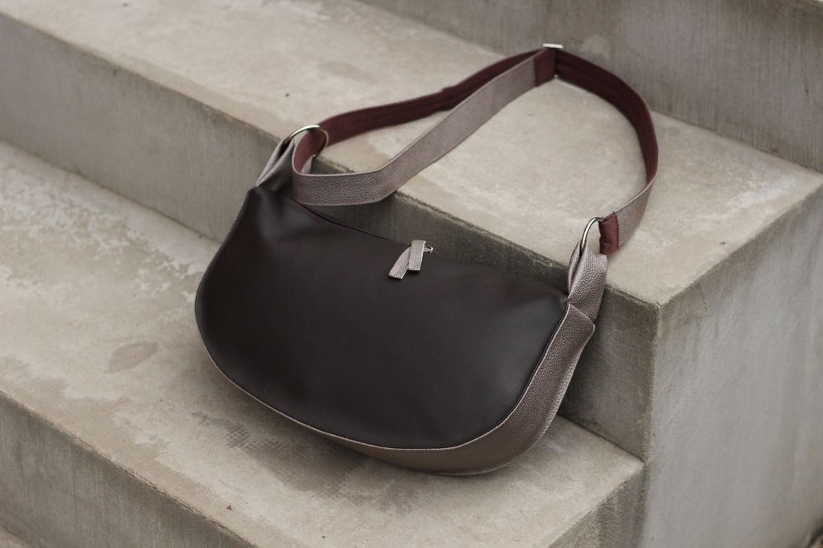 Pusmėnulio formos rankinė