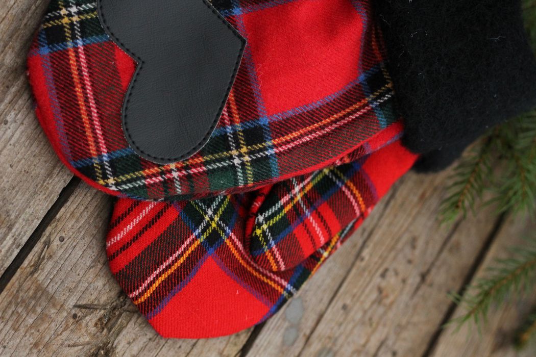 Pirštinės su širdelės aplikacija