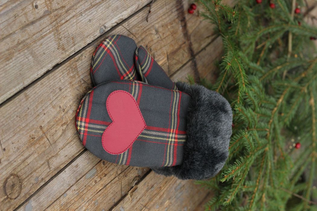 Pirštinės su širdelės aplikacija