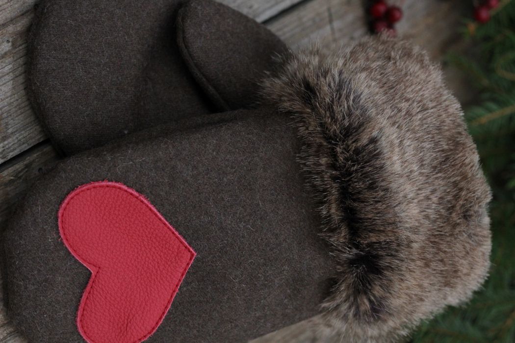 Pirštinės su širdelės aplikacija