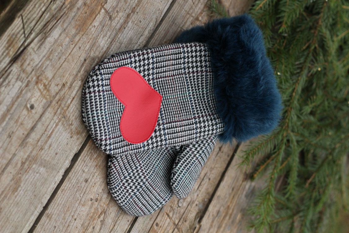 Pirštinės su širdelės aplikacija