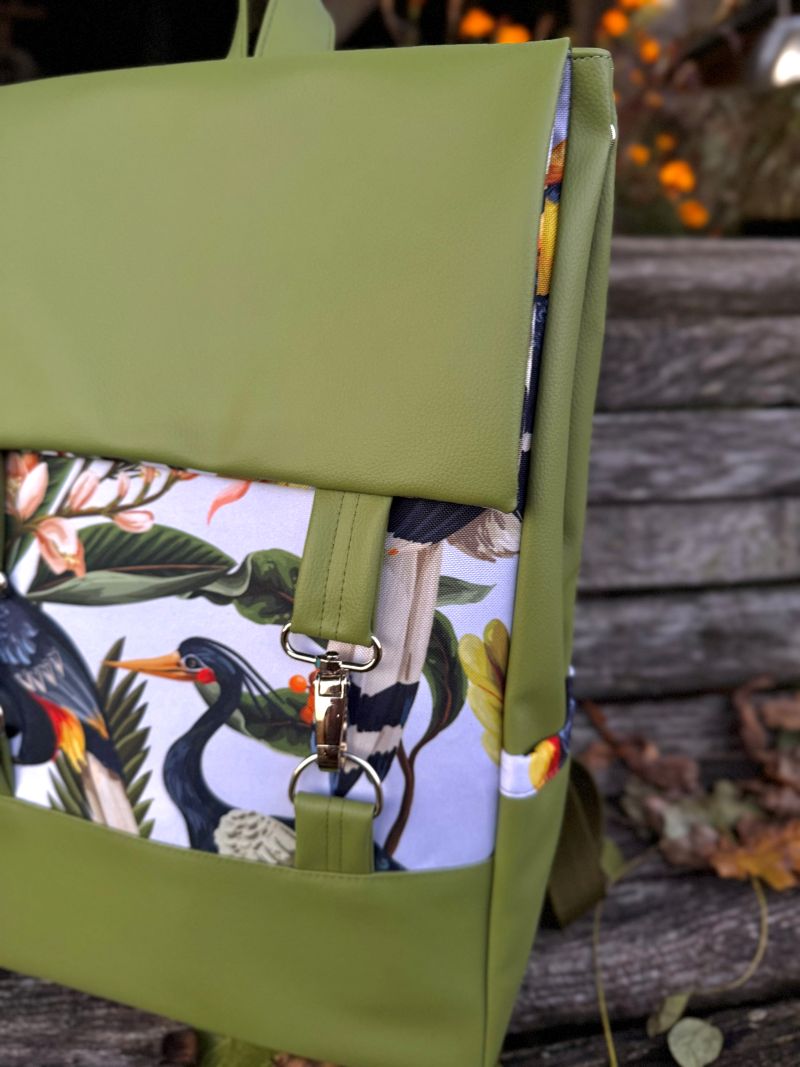 Kuprinė su karabinais