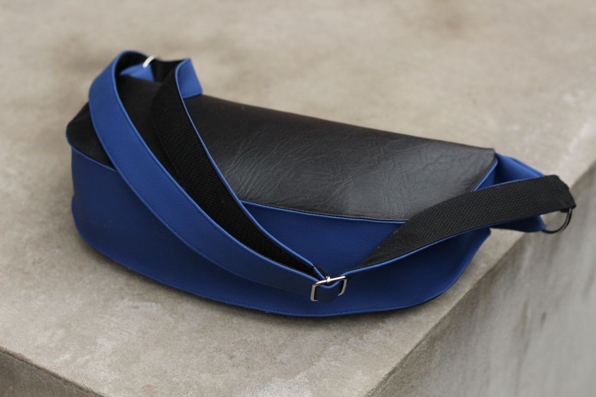 Pusmėnulio formos rankinė