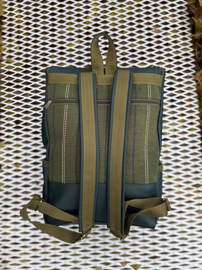 Kuprinė su karabinais