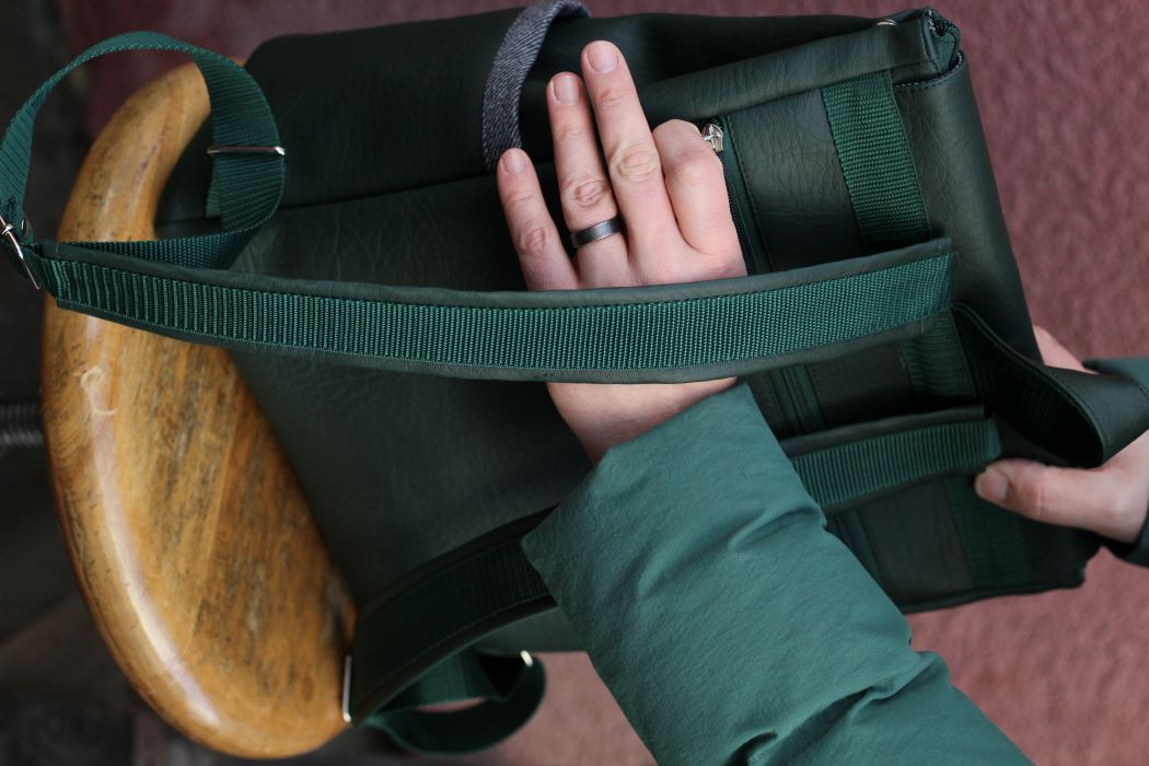 Kuprinė su spynelės užsegimu