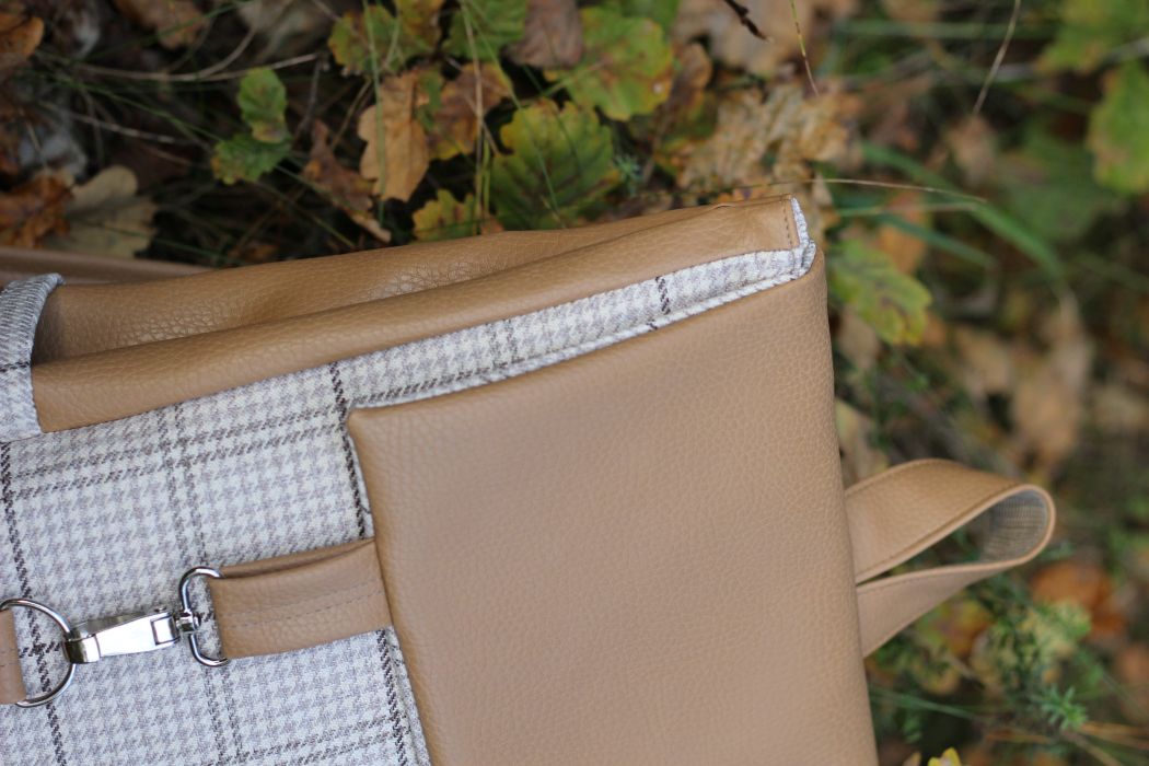 Kuprinė su karabinais