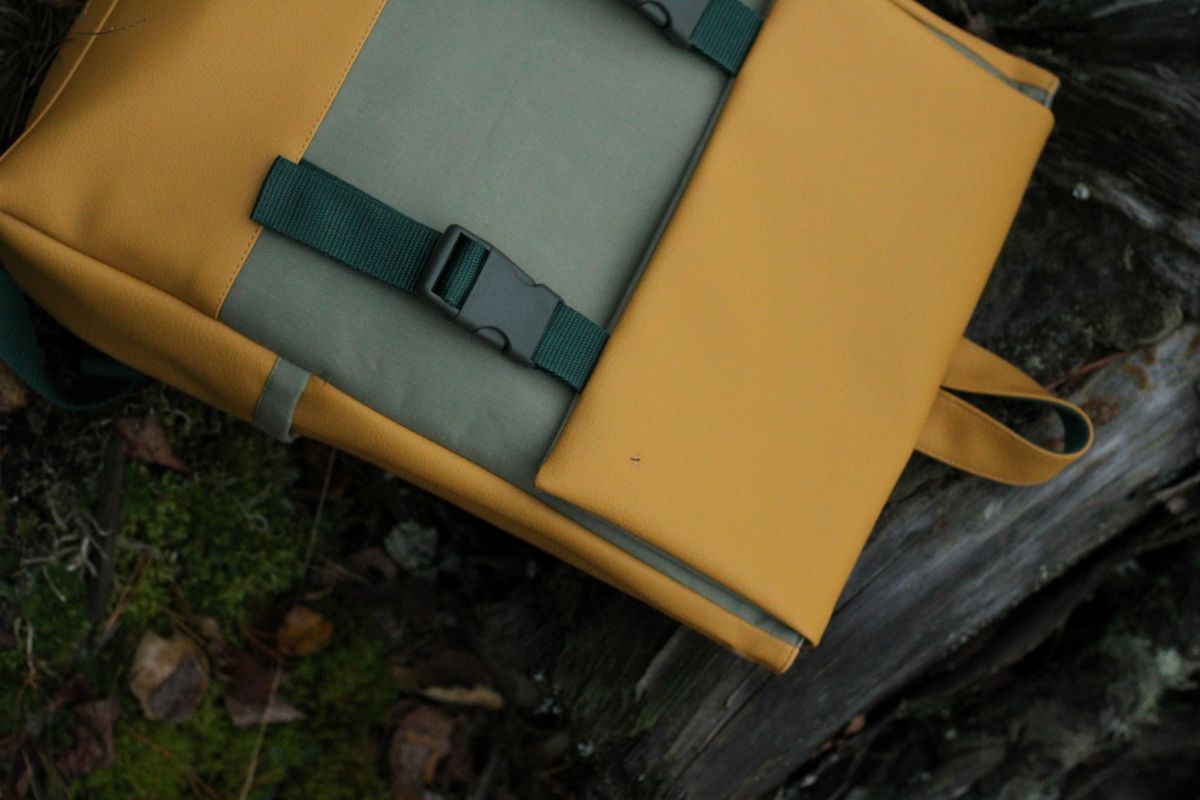 Kuprinė su plastikiniais užsegimais 