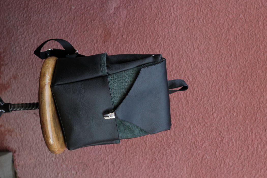 Kuprinė su spynelės užsegimu